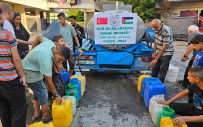 Distribution of drinking water to displaced people in shelters in northern and southern Gaza to improve public health and meet the needs of families