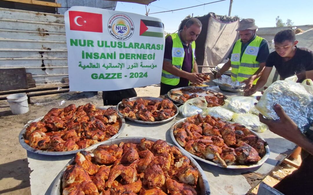 Kuzey ve Güney Gazze’deki kamplarda yerinden edilmiş insanlara sıcak pirinç ve tavuk yemekleri dağıtılıyor